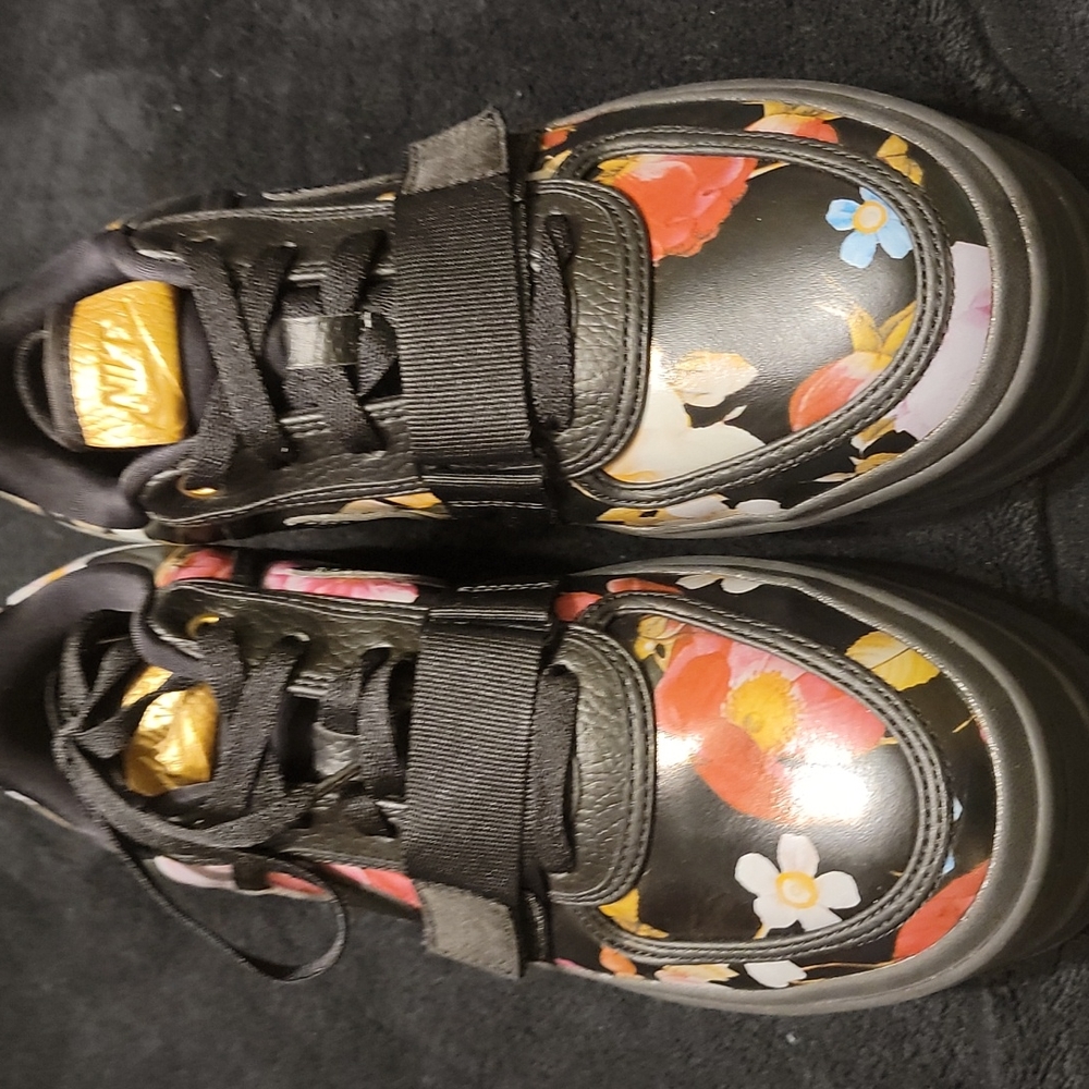 Woman's Nike Floral Platform shoes